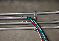 Монтаж проводки в профильных стальных трубах